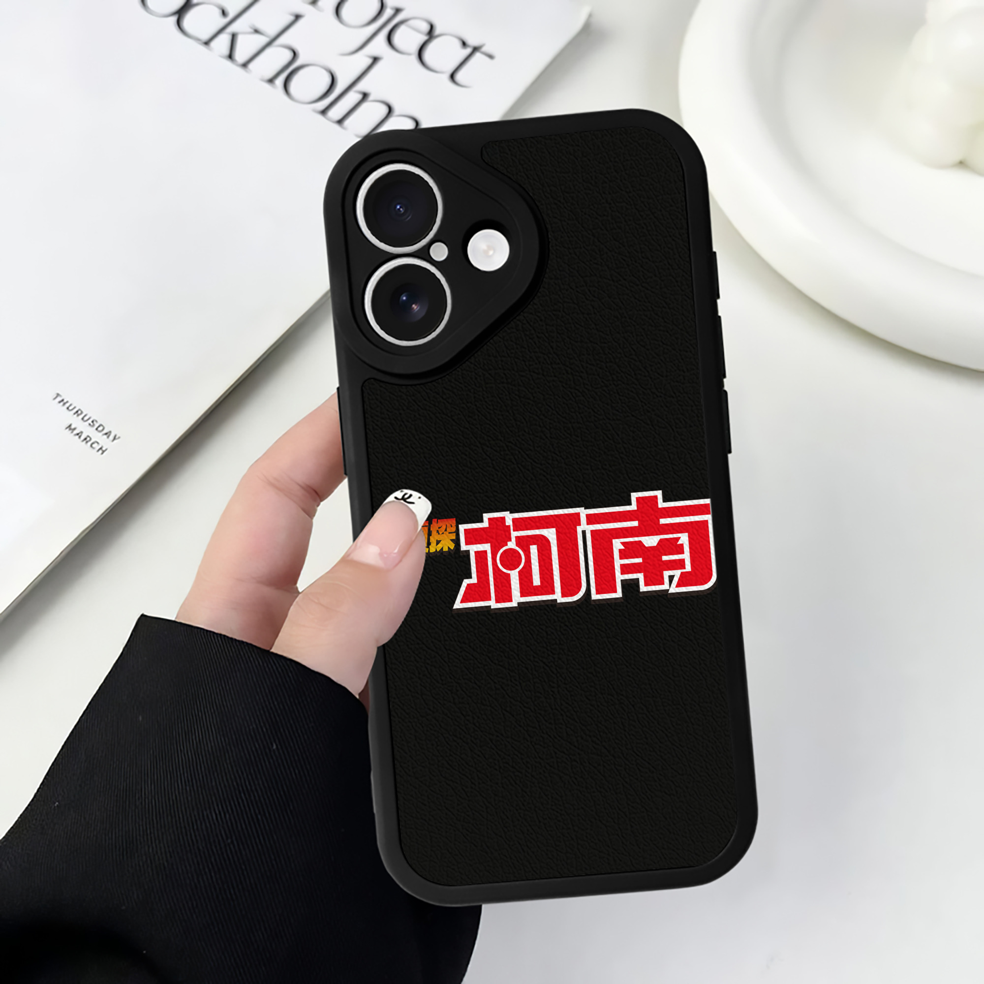 （画像用） 名探偵コナン Detective Conan 【iPhone 16シリーズ対応】シリコンスマホケース（レザー調） 材質：シリコン